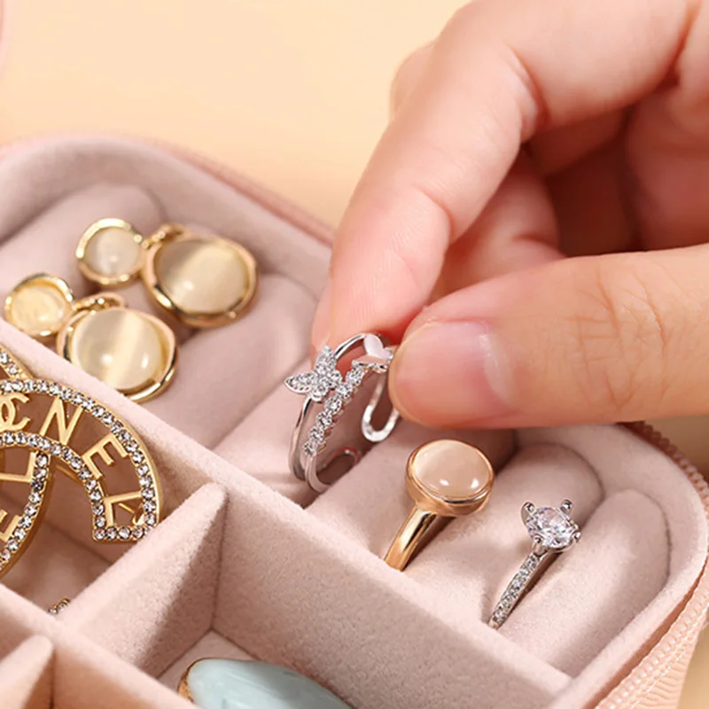 Gold Alphabet Flower Jewelry B - огляд і ціна Bar Cart Gold